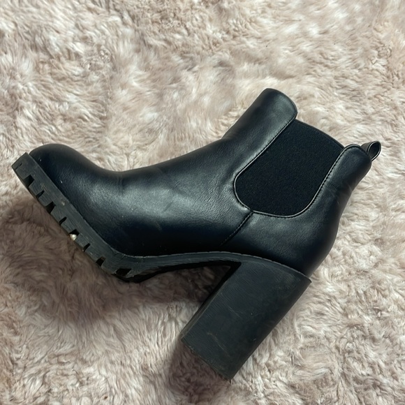 Boots - Picture 3 of 5